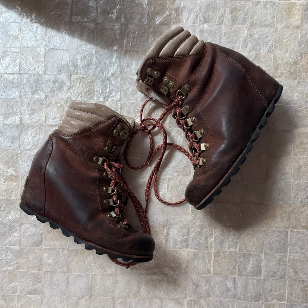 Sorel conquest wedge boots Brown Leather Hiking Boot lace-up shoes sz 5.5 womens